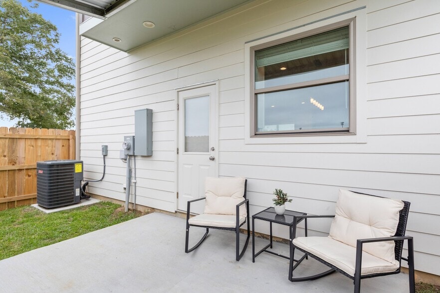 Building Photo - 203 Firethorn Dr