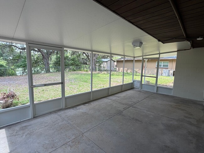 Building Photo - 2513 Winona Ave