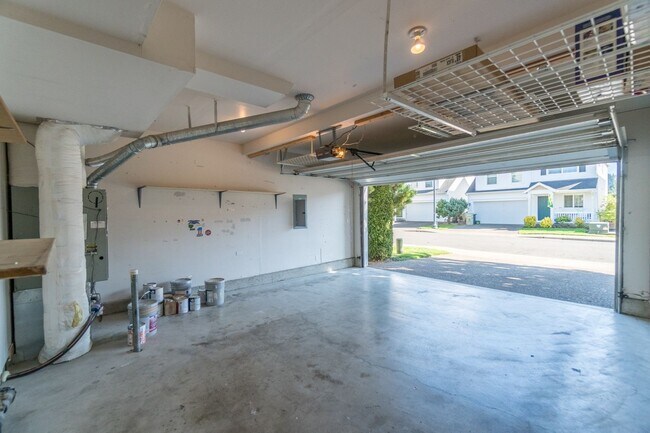 Building Photo - Beautiful Bethany 3 Bedroom Near Parks & Schools!