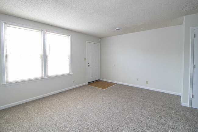 Building Photo - 814-E Golfview Place