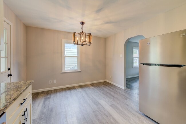 Building Photo - Beautiful 2-Bed, 1-Bath House in Overland ...