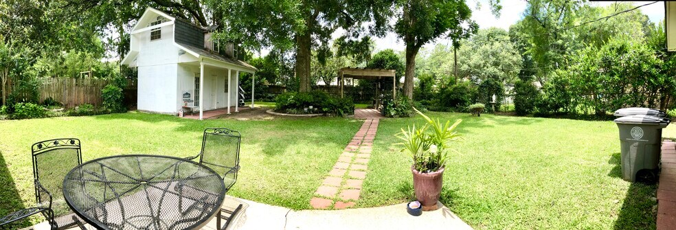 Outside barn with 2 rooms for storage - 343 Huntington Dr
