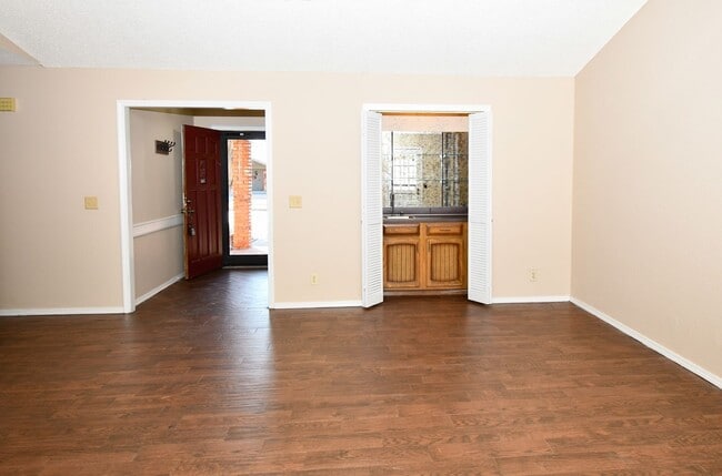 Building Photo - Well-maintained 3-bedroom, 2-bath ranch-style home