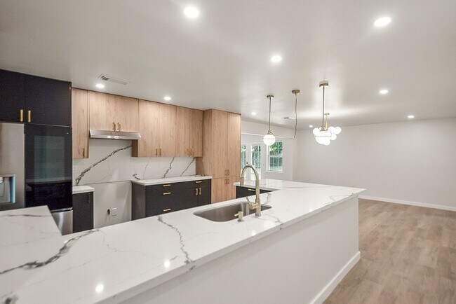 Building Photo - 5514 Chantilly Ln
