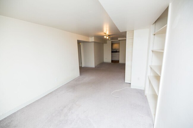 Building Photo - 2026/2027 JHU off-campus Renovated Charles Village 5bd/2ba w/ W/D & CAC Available 6/9/26