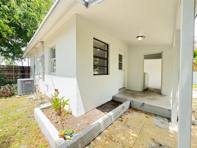 Building Photo - 655 SW 6th St