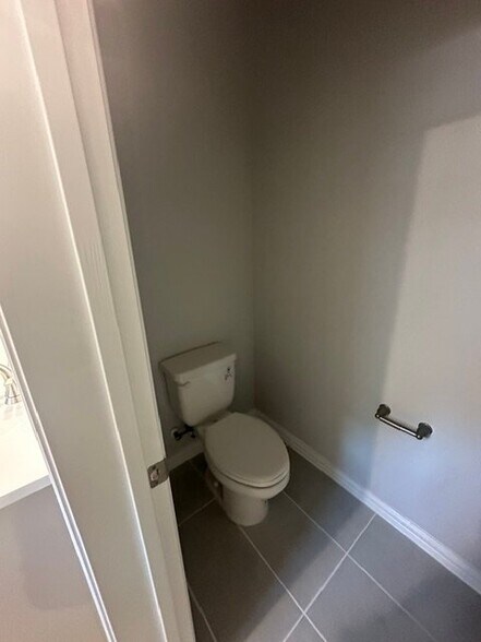 Building Photo - 1108 Redcoat Dr