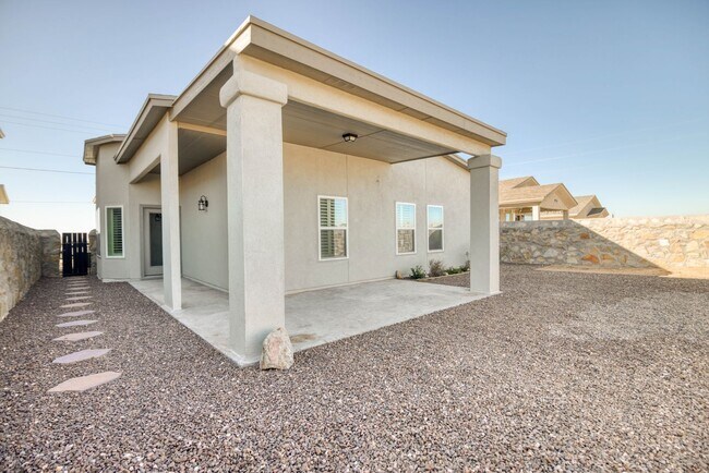 Building Photo - Eastside area for Short or Long Term Rental(Completely Furnished) Beautiful 4 bed/2 baths