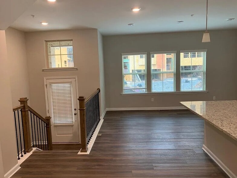 Building Photo - 256 Commons Ave