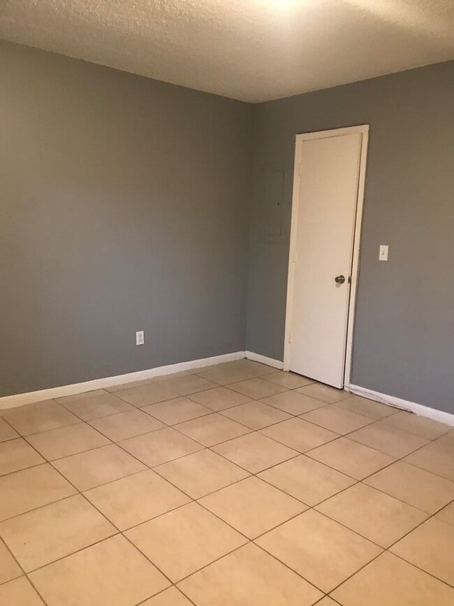 Building Photo - SPACIOUS RANCH STYLE 3 BEDROOM 2 FULL BATH...