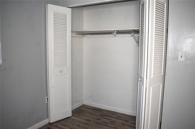 Building Photo - 5920 Riviera Dr