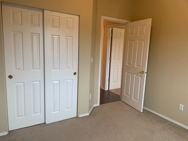 Building Photo - Great 3BD 2.5BA Fisher's Landing! Large Fe...