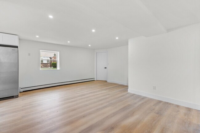 Building Photo - 302 E Harriet Ave