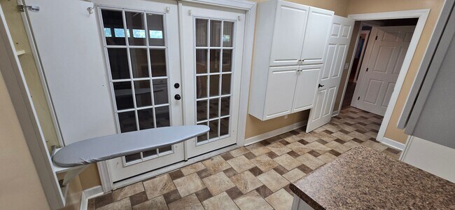 Building Photo - Classic Brick Ranch in Pfafftown