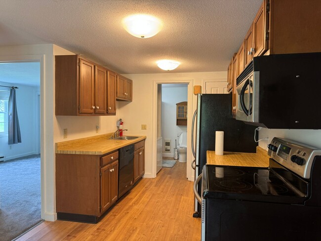 Building Photo - 2 bedroom condo 3.5 miles from Dartmouth