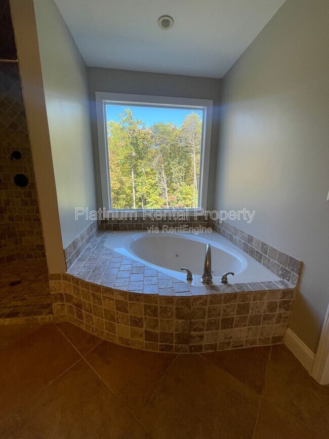 Building Photo - 1305 Smithdale Heights Dr