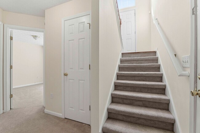 Building Photo - 3BR Split Level with 2 Car Garage in Jonesboro