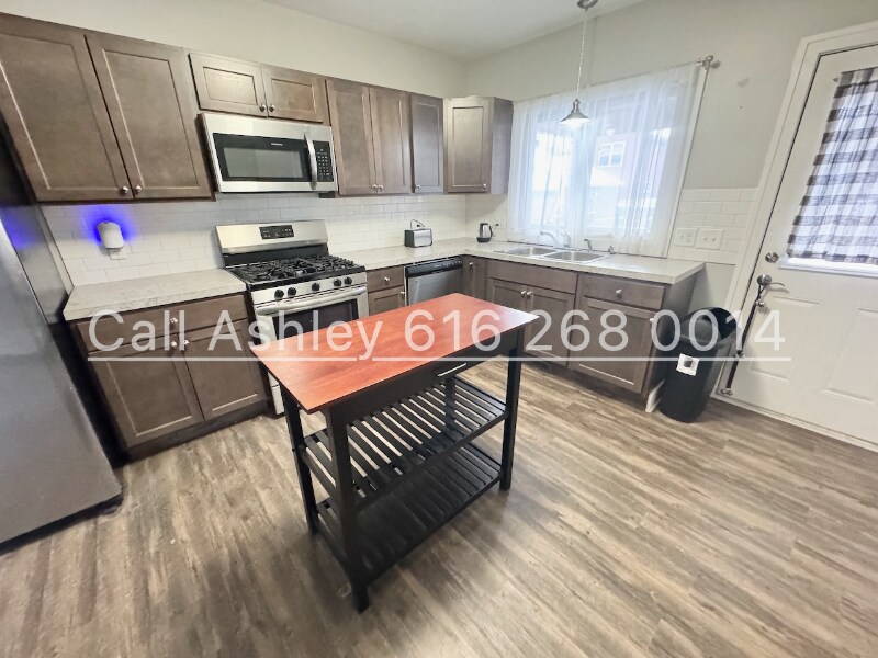 Building Photo - 1032 Logan St SE