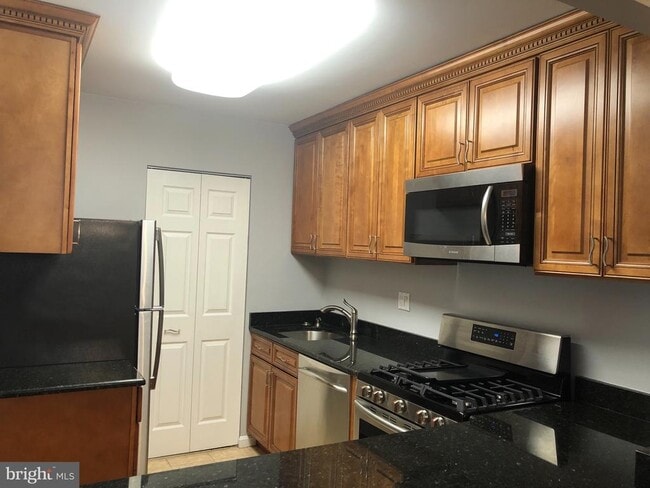 Building Photo - 5817 Cove Landing Rd