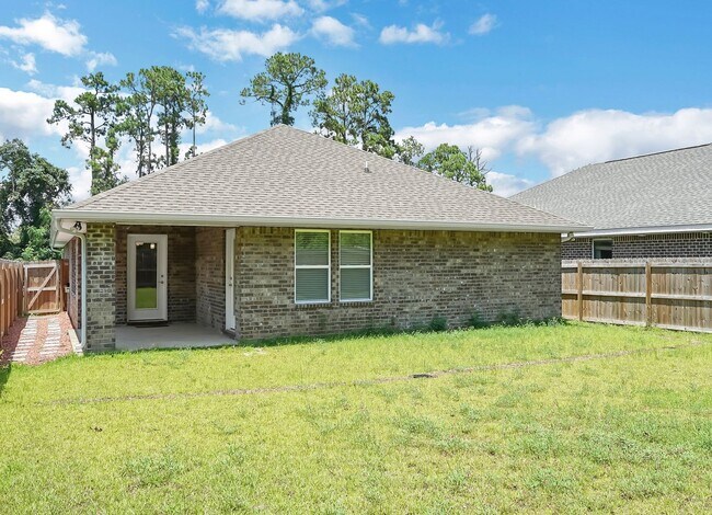 Building Photo - Stunning Rental in Navarre!