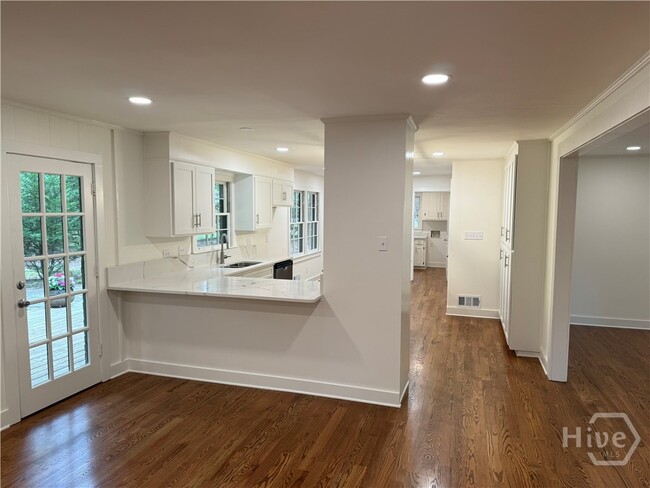 Building Photo - 185 Landor Dr