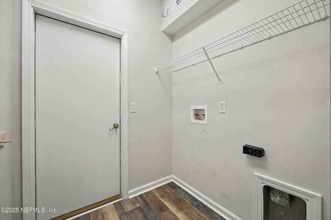 Building Photo - 4565 E Seneca Dr