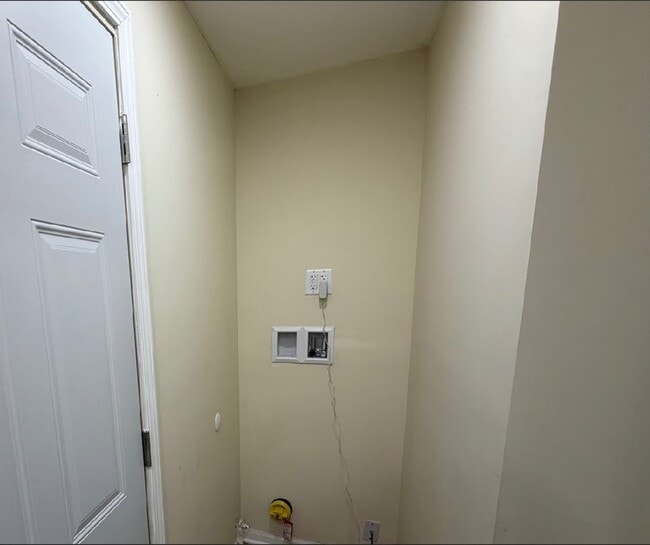 Building Photo - Stylish Renovated Home ! Move in Specials!