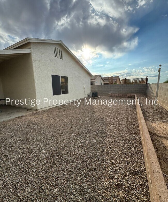Building Photo - Charming All Tile 4/2 Rita Ranch Home