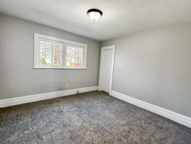 Building Photo - Own Your Own 3 Bedroom Home