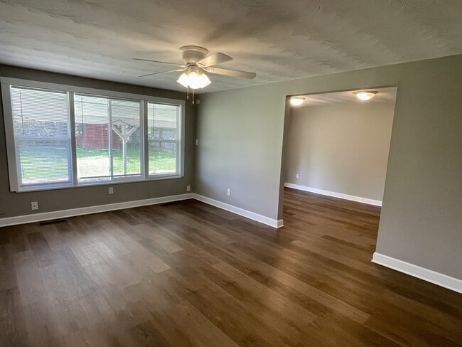Building Photo - 1377 S Maple Ave