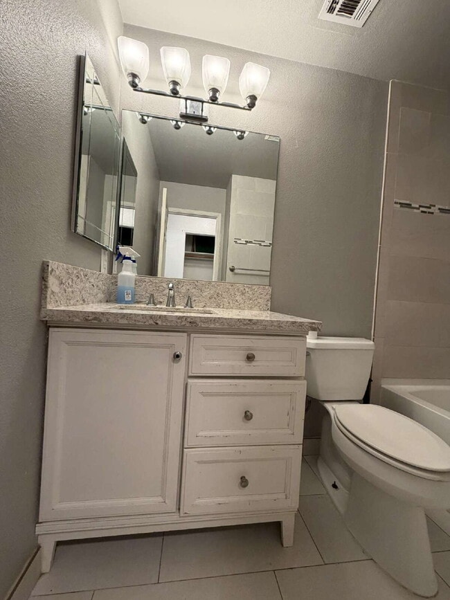 Building Photo - Spacious Single-Story Home with Large Yard & Classic Charm