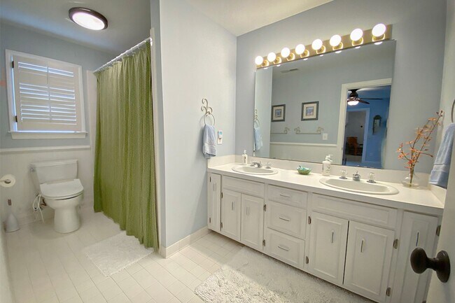 Building Photo - Beautifully FURNISHED Off Season 3bd/2.5 BA Single Family Home