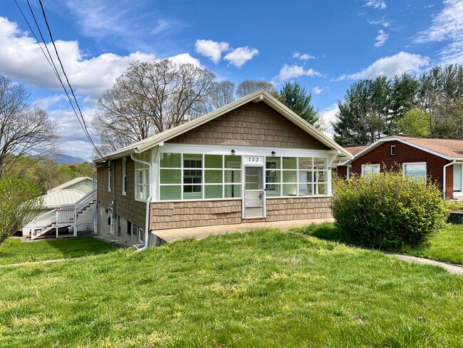 Building Photo - Charming 2 Bedroom Home - All utilities in...
