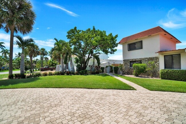 Building Photo - 1901 N Riverside Dr