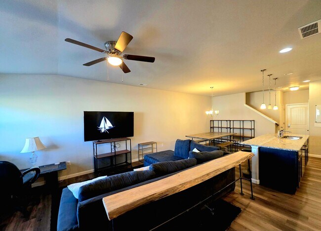Building Photo - Charming 3 bedroom Townhome