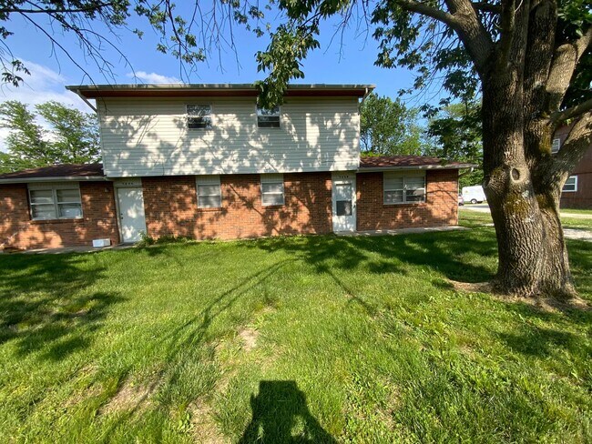 Building Photo - 560 NE Park Ln
