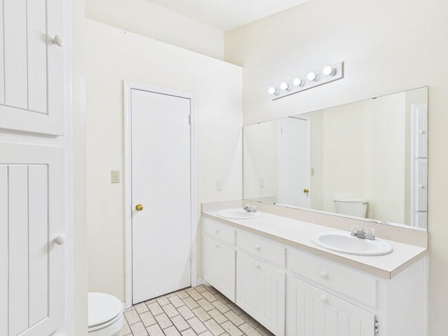 Building Photo - 3904 SW Parkridge Blvd