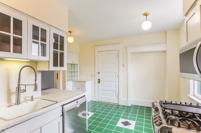 Building Photo - Stunning oversized 2 Bed/2Bath Condo in Cr...