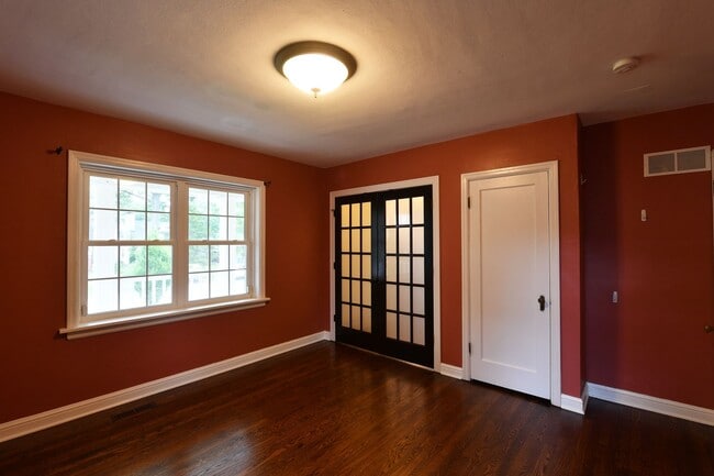 Building Photo - Kirkwood 5 bedroom / 3 full bathroom home