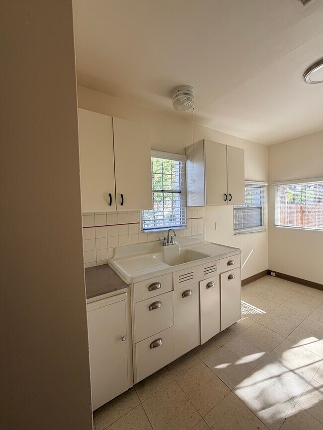 Building Photo - Charming Roosevelt District Cottage