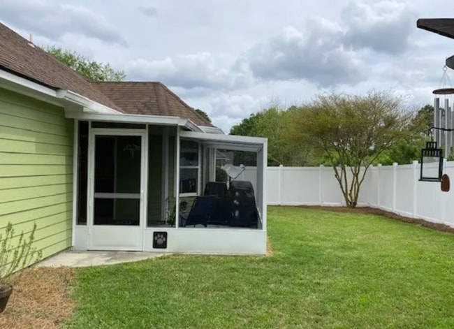 Building Photo - Stylish 3BR Home with Open Layout, Screened Porch & Fenced Yard