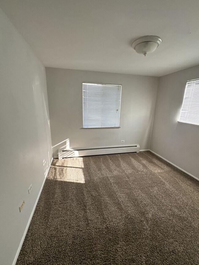 Building Photo - 2BD Garden-Level Unit | Washer & Dryer Included | Shared Outdoor Space