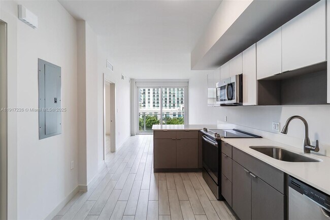 Building Photo - 321 NE 26th St