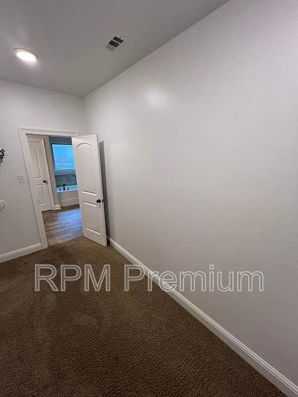 Building Photo - 6212 Lake Edge Dr