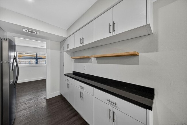 Building Photo - 924 NE 17th Terrace