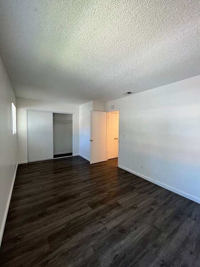 Building Photo - Lovely 3 Bedroom 1.5 Bath Condo
