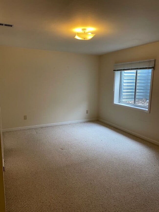 Building Photo - 3-Bed and 3-Bath House Near South College!