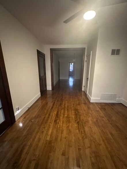 Building Photo - 418 Pleasant St