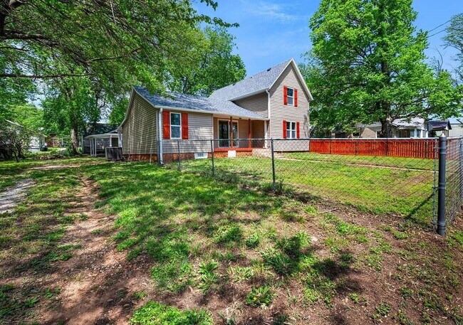 Building Photo - Perfect Family Home in Bolivar