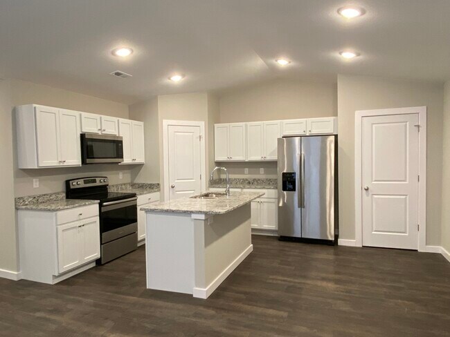 Building Photo - 592 E Martens Ct